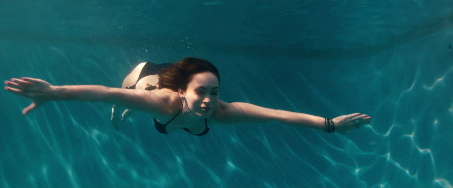 Меган шалит голая в своей бассейне