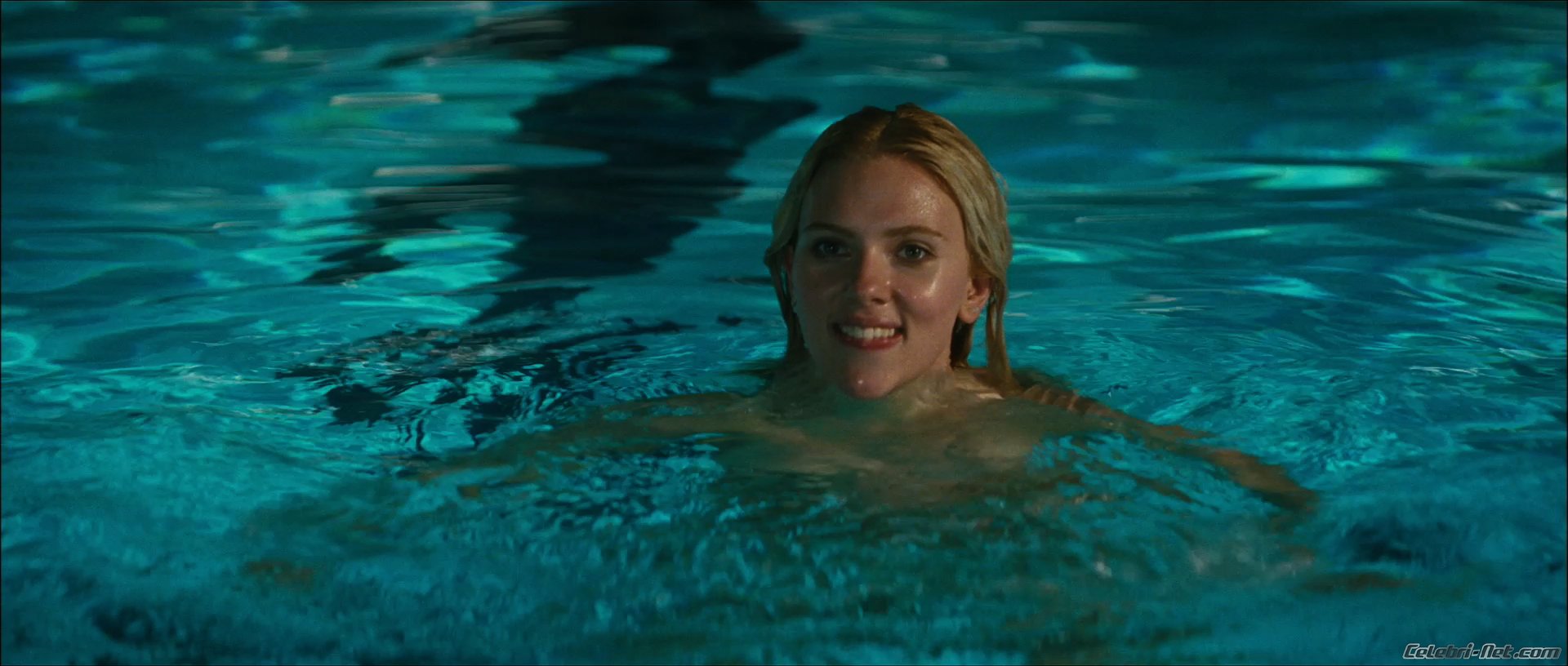 Молодая красавица кончила на лежаке у бассейна и пошла купаться 