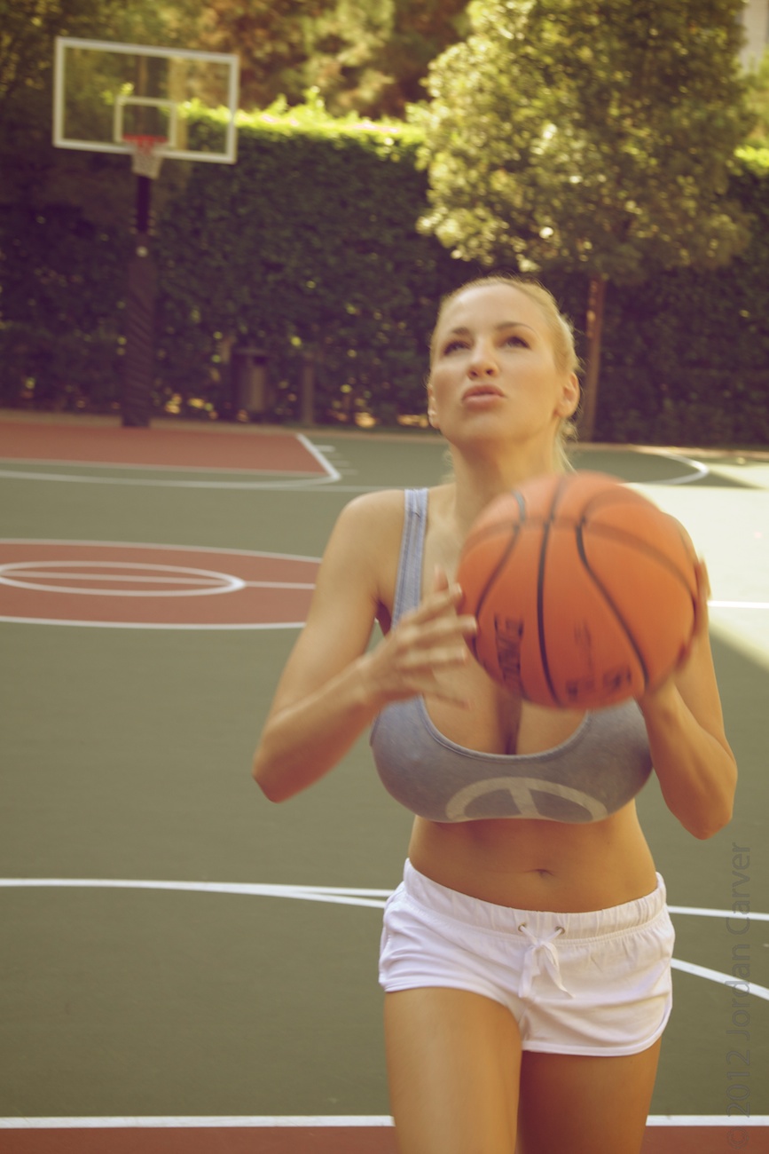 женщины играют в баскетбол голыми фото 51